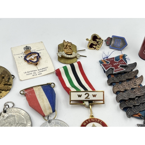 1406 - A collection of vintage items to include 1937 Coronation souvenir pocket knife, WWI Victory medal pr... 