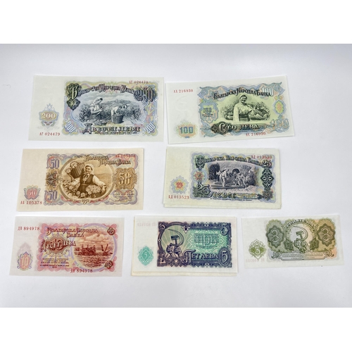 1444 - A collection of mid 20th century Bulgarian 3, 5, 10, 25, 50, 100 and 200 leva banknotes