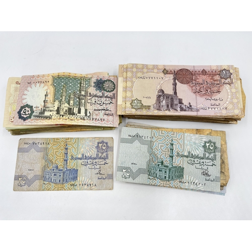 1456 - A large collection of Central Bank of Egypt one pound, 50 piastres and 25 piastres banknotes