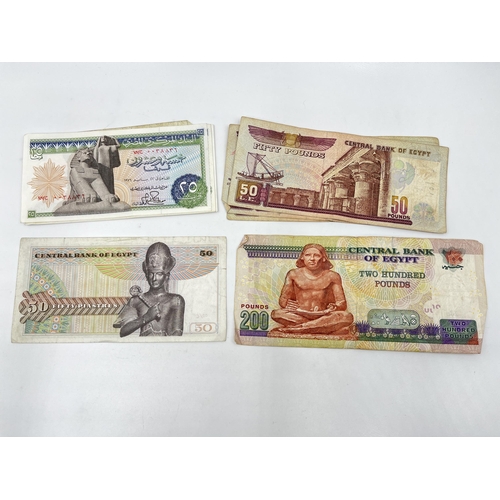 1459 - A collection of Central Bank of Egypt banknotes to include mid 1970s 25 piastres, 1960s/1970s 50 pia... 