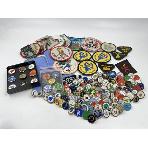 1472 - A collection of vintage Girl Guides cloth patches and golf club buttons