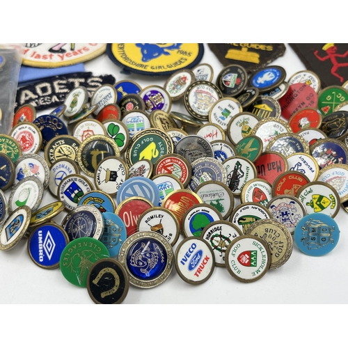 1472 - A collection of vintage Girl Guides cloth patches and golf club buttons