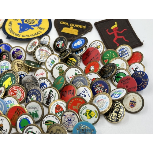 1472 - A collection of vintage Girl Guides cloth patches and golf club buttons