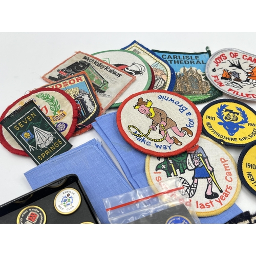 1472 - A collection of vintage Girl Guides cloth patches and golf club buttons