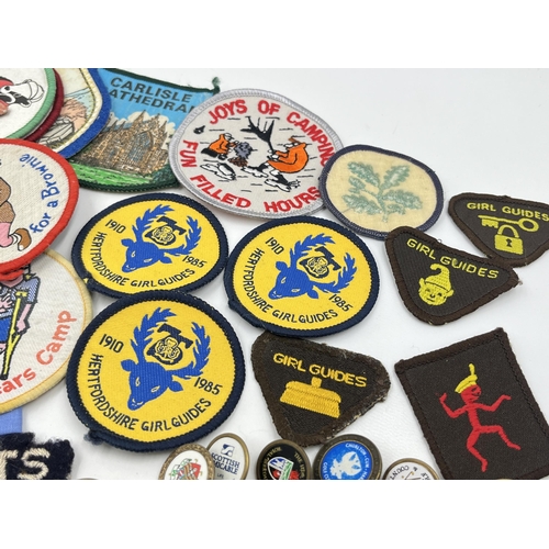 1472 - A collection of vintage Girl Guides cloth patches and golf club buttons