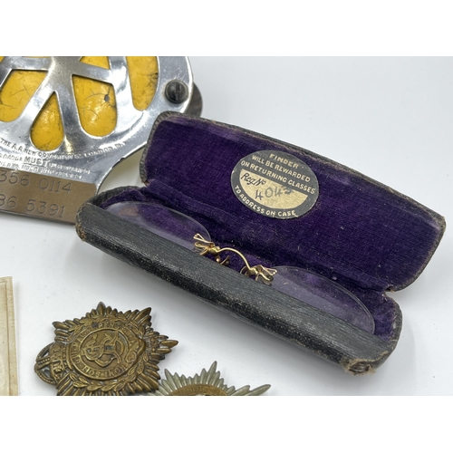 1474 - A collection of vintage items to include AA badge, Blackpool souvenir cigarette case, leather cased ... 