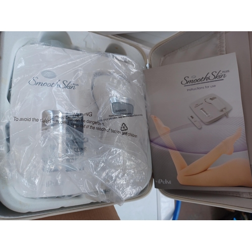 937 - Two items, one cased Boots Smooth Skin Plus pulsed light permanent hair reduction machine and one bo... 