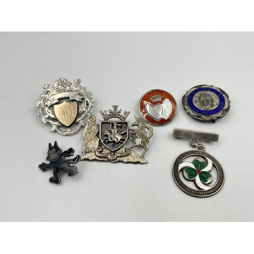 1366 - Six hallmarked sterling silver badges to include Girl Guides etc. - approx. gross weight 49 grams