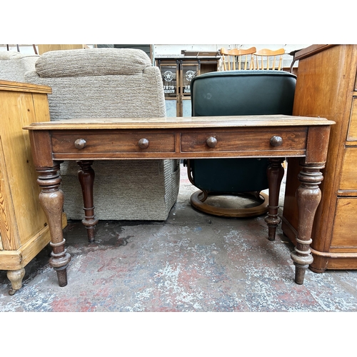 122 - A Victorian mahogany wash stand with turned supports and two frieze drawers