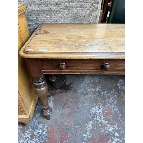 122 - A Victorian mahogany wash stand with turned supports and two frieze drawers