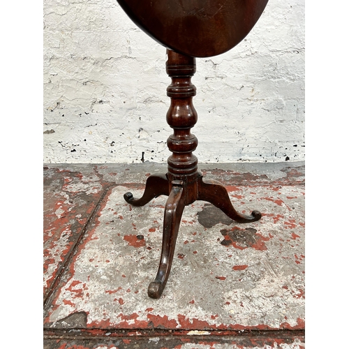 169 - A Georgian mahogany tilt top circular occasional table on tripod pedestal support