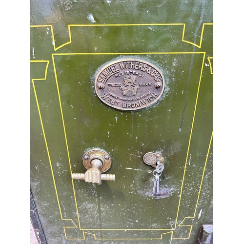 117 - A Victorian Samuel Withers & Co. Ltd. of West Bromwich green painted cast iron safe with key - appro... 