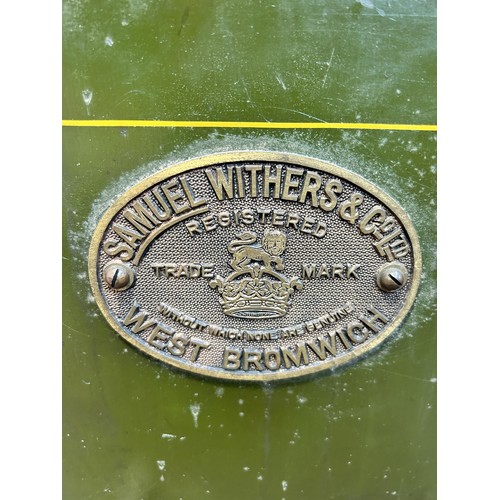 117 - A Victorian Samuel Withers & Co. Ltd. of West Bromwich green painted cast iron safe with key - appro... 