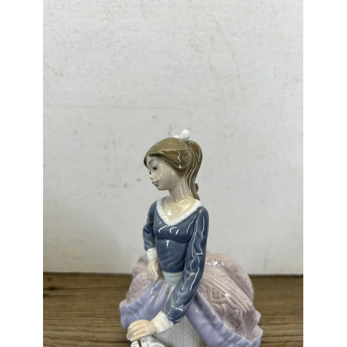 322 - A boxed Lladro 'Evita' figurine - model no. 5212