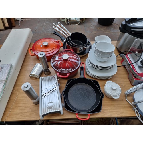 851 - A collection of kitchenware to include Crofton griddle pan, VonShef casserole dish, Cook's Essential... 
