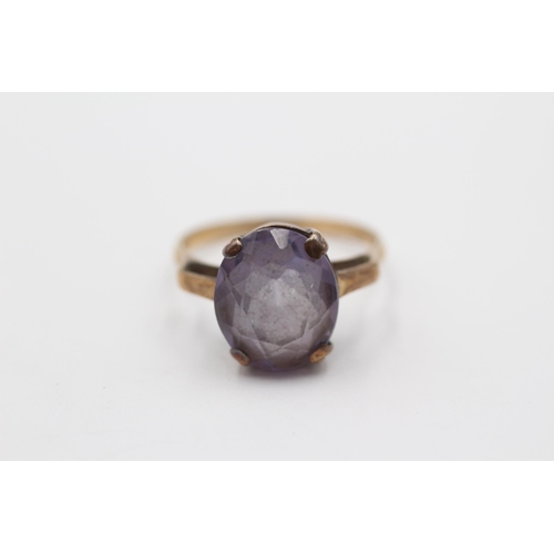 2004 - A 9ct gold synthetic sapphire solitaire ring - approx. gross weight 3.4g