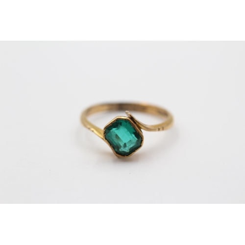 2006 - An antique 9ct gold green paste solitaire twist ring - approx. gross weight 1.9g