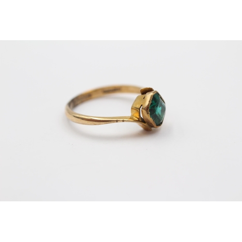 2006 - An antique 9ct gold green paste solitaire twist ring - approx. gross weight 1.9g