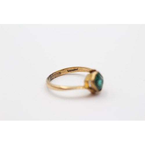 2006 - An antique 9ct gold green paste solitaire twist ring - approx. gross weight 1.9g