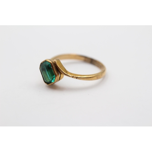 2006 - An antique 9ct gold green paste solitaire twist ring - approx. gross weight 1.9g