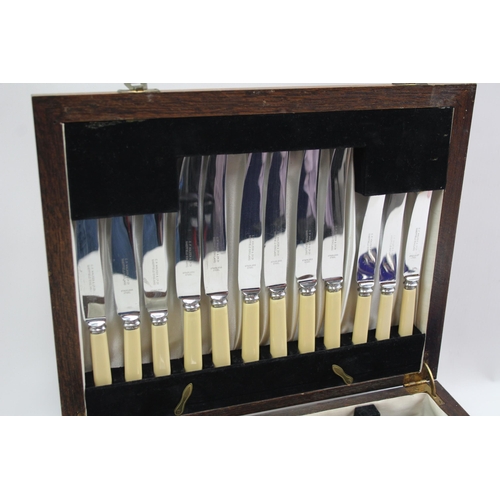 476 - Two vintage boxed silver plated cutlery sets to include Elkington etc.