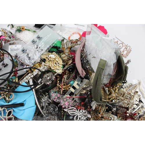 546 - A collection of hair accessories to include clips, headbands etc.