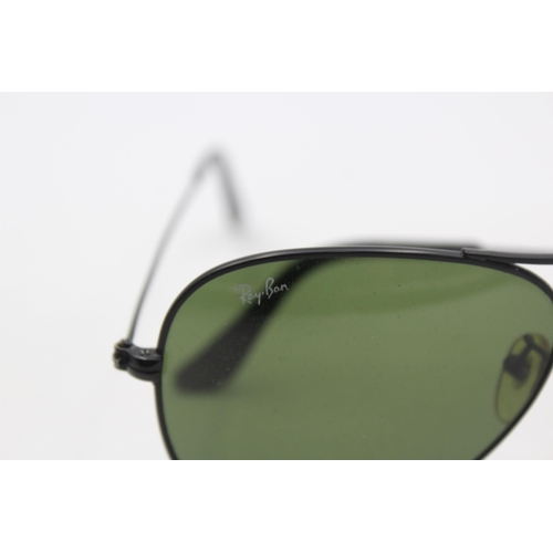 555 - A pair of cased Ray-Ban Aviator sunglasses