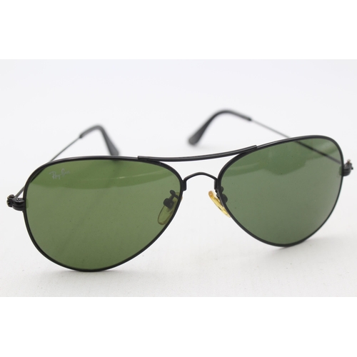 555 - A pair of cased Ray-Ban Aviator sunglasses