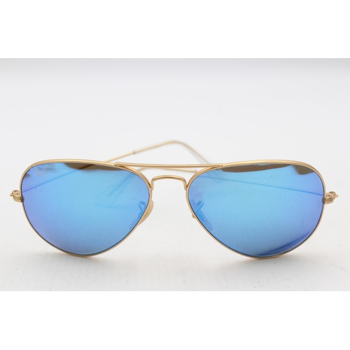 556 - A pair of cased Ray-Ban Aviator sunglasses with polarized lenses