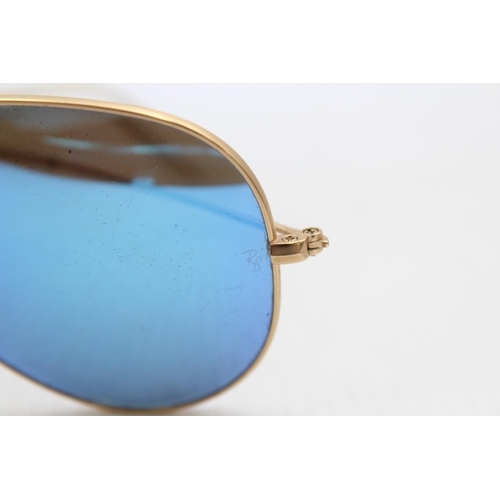 556 - A pair of cased Ray-Ban Aviator sunglasses with polarized lenses