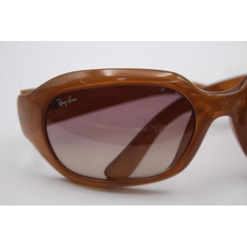 564 - A pair of Ray-Ban oversized sunglasses