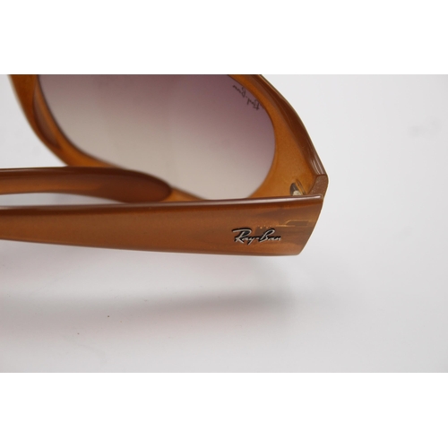 564 - A pair of Ray-Ban oversized sunglasses