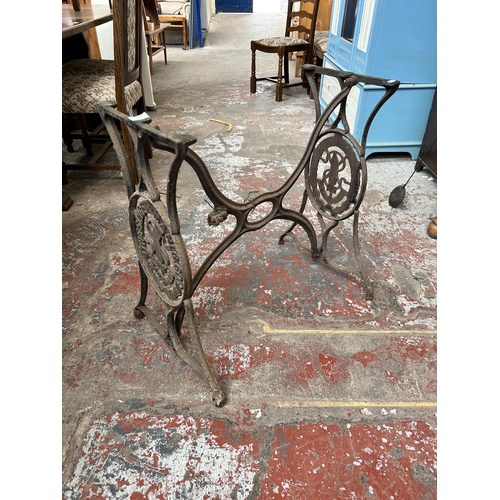 21 - A late 19th century Singer cast iron treadle sewing machine base