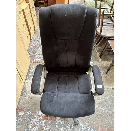 24 - A black fabric and grey plastic swivel office desk chair