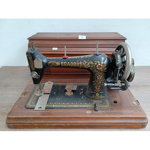 792 - A cased early 20th century Bradbury & Company Limited Medium V.S. manual sewing machine (serial numb... 