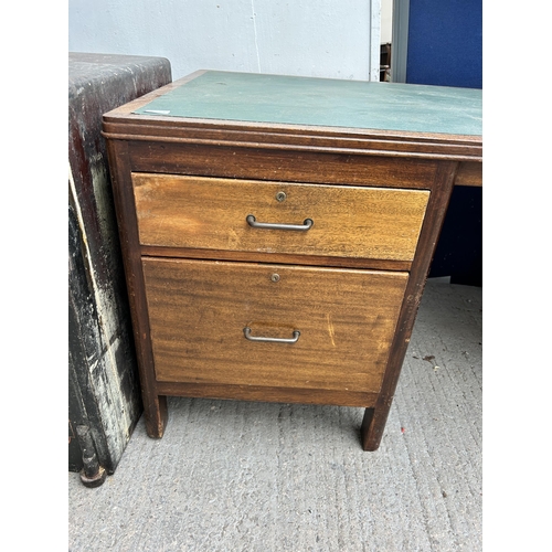 104A - A mid 20th century mahogany twin pedestal desk with green leather writing surface - approx. 71cm hig... 