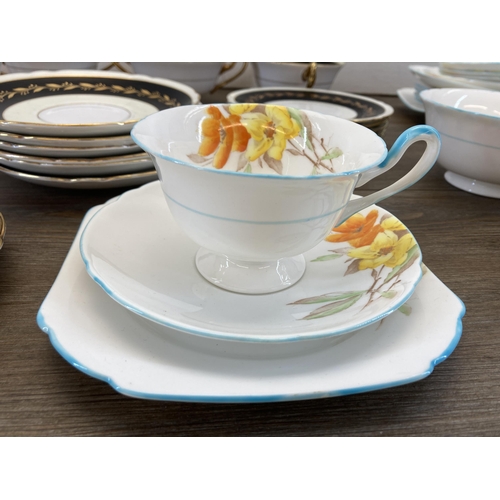 425 - A collection of Shelley tea/dinnerware