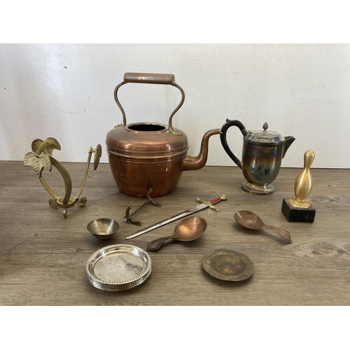 477 - A collection of metalware to include Victorian copper kettle, Cavalier silver plated coffee pot, Gol... 