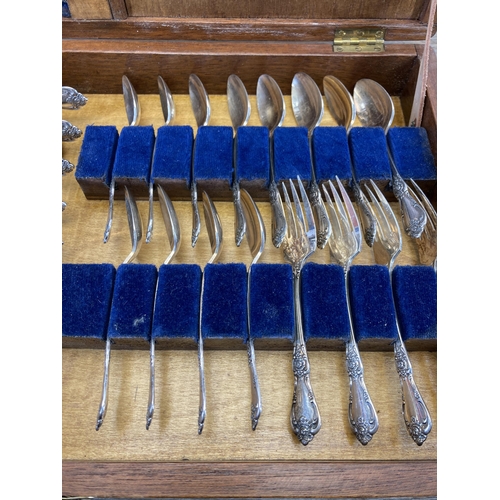 471 - An Oneida Ltd. canteen of silver plated cutlery