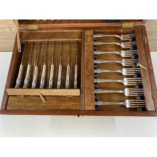 471 - An Oneida Ltd. canteen of silver plated cutlery