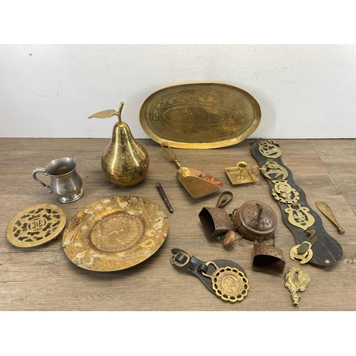 495 - A collection of metalware to include horse brasses, copper hunting horn, Middle Eastern brass tray e... 