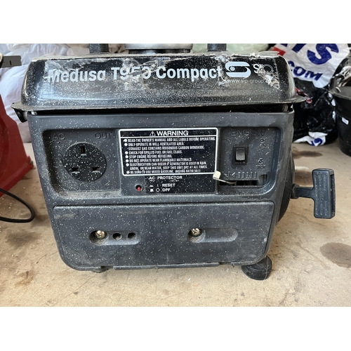 885 - A Medusa T950 compact petrol generator