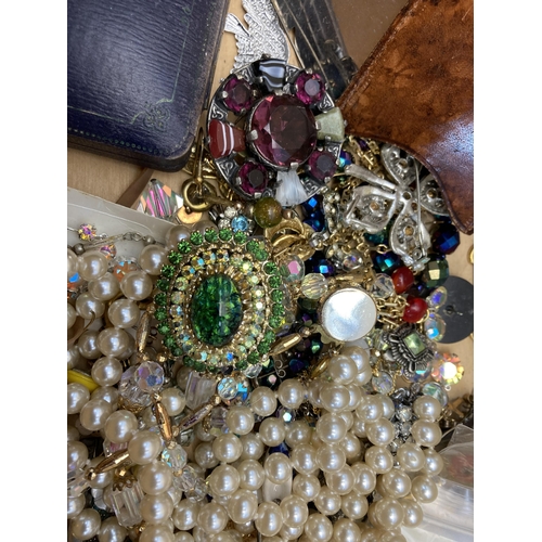 572 - A collection of vintage costume jewellery