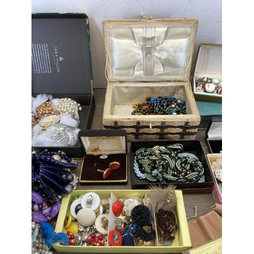 580 - A collection of vintage costume jewellery