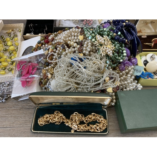 580 - A collection of vintage costume jewellery