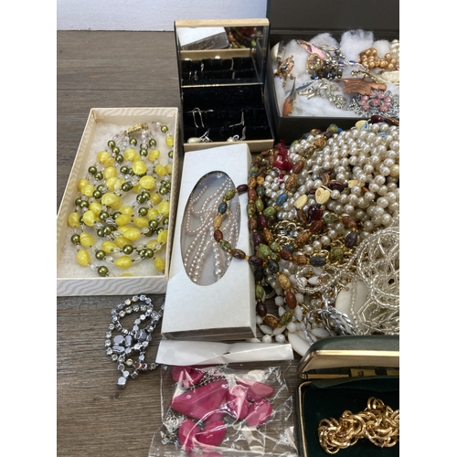 580 - A collection of vintage costume jewellery