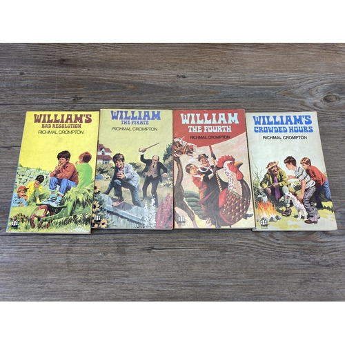 588 - A collection of vintage Armada books to include Just William by Richmal Crompton, Alfred Hitchcock e... 