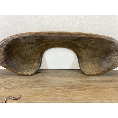 603 - A 19th century carved elm shoulder yoke - approx. 87cm wide