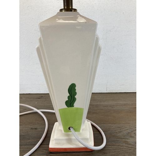 611 - A Clarice Cliff style table lamp - approx. 43cm including shade