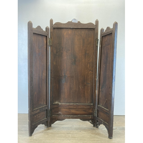 607 - An early 20th century hand painted oak three section folding fire screen - approx. 26cm high x 65cm ... 